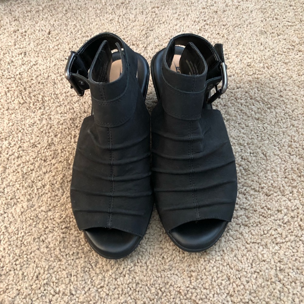 Super cute and comfy wedge style sandals!❤️